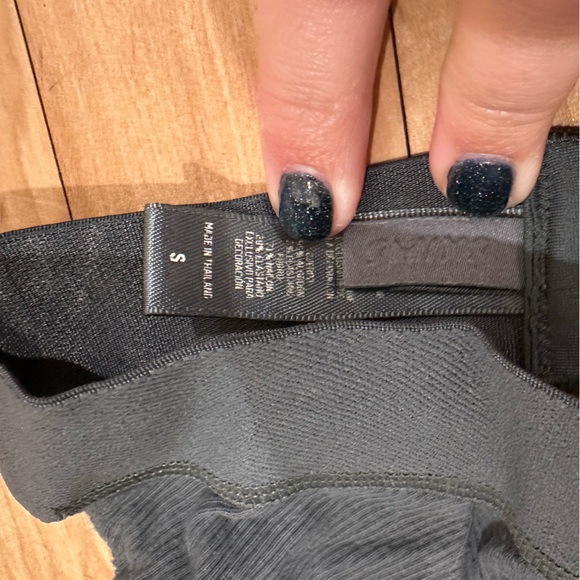 SKIMS plunge bralette - Picture 4 of 4